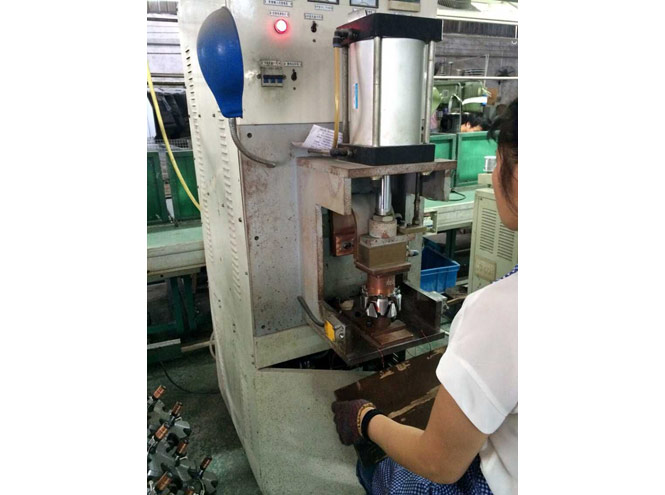 Hydraulic press for internal fan installation